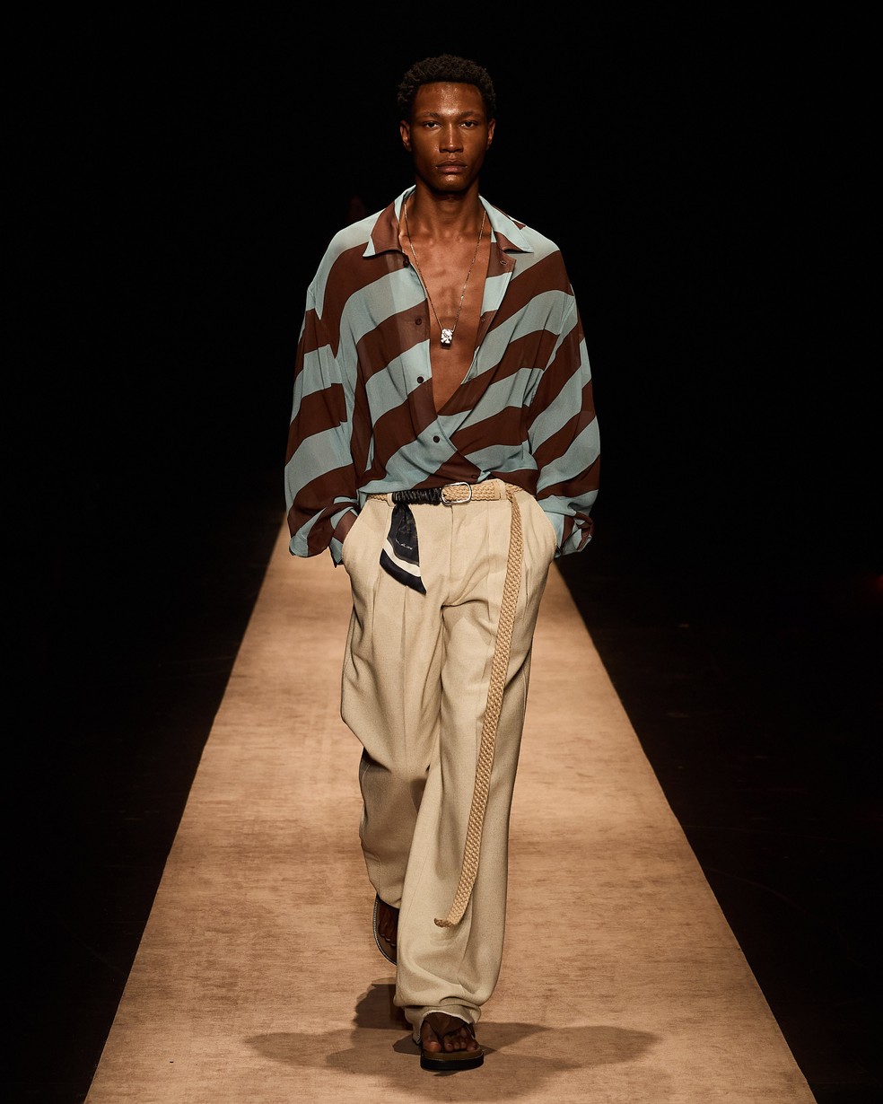 Desfile Água de Coco, coleção Códigos, com beachwear e alfaiataria — Foto: Divulgação