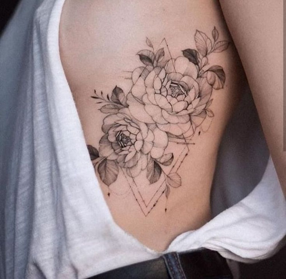 Tatuagem na costela feminina: inspirações delicadas e marcantes para ...