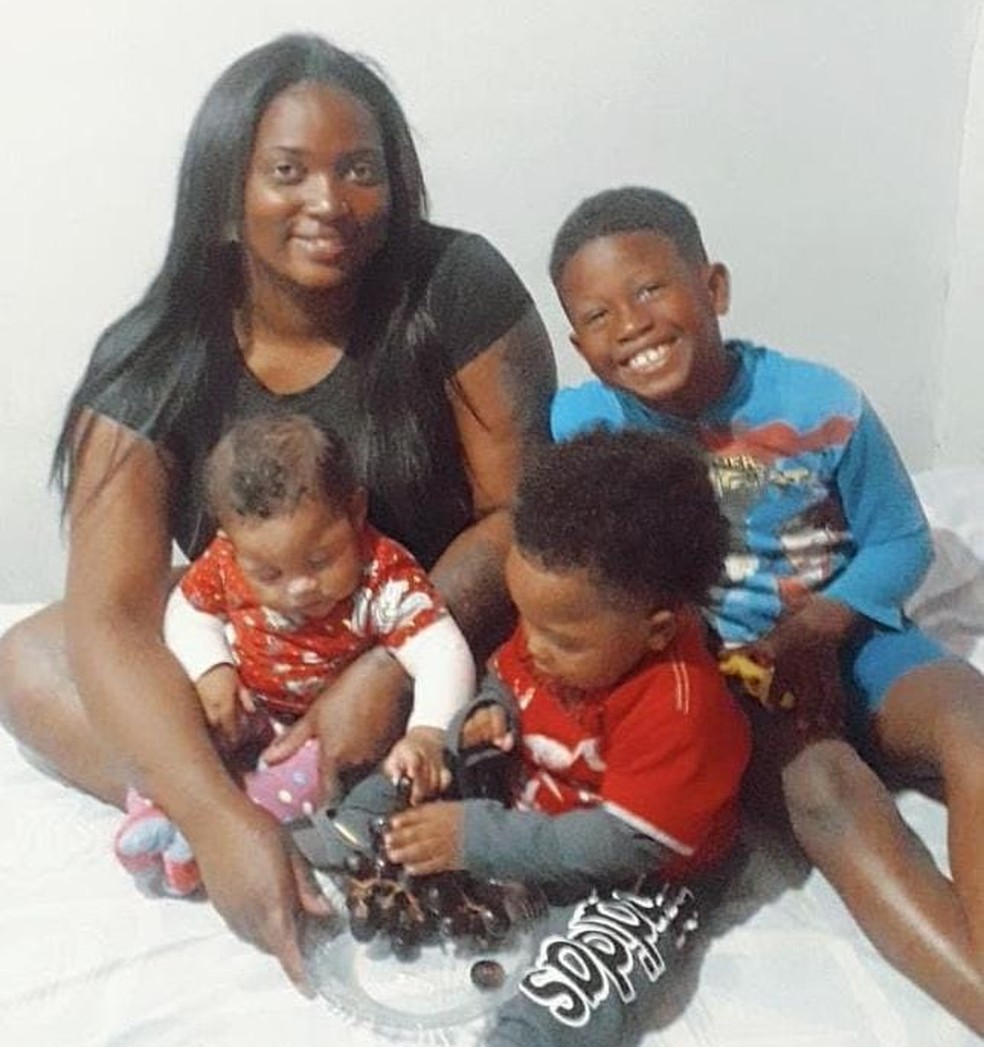 Adriana da Silva Ferreira com seus três filhos: Ágatha Vitória, Thalles e Arthur — Foto: Arquivo Pessoal