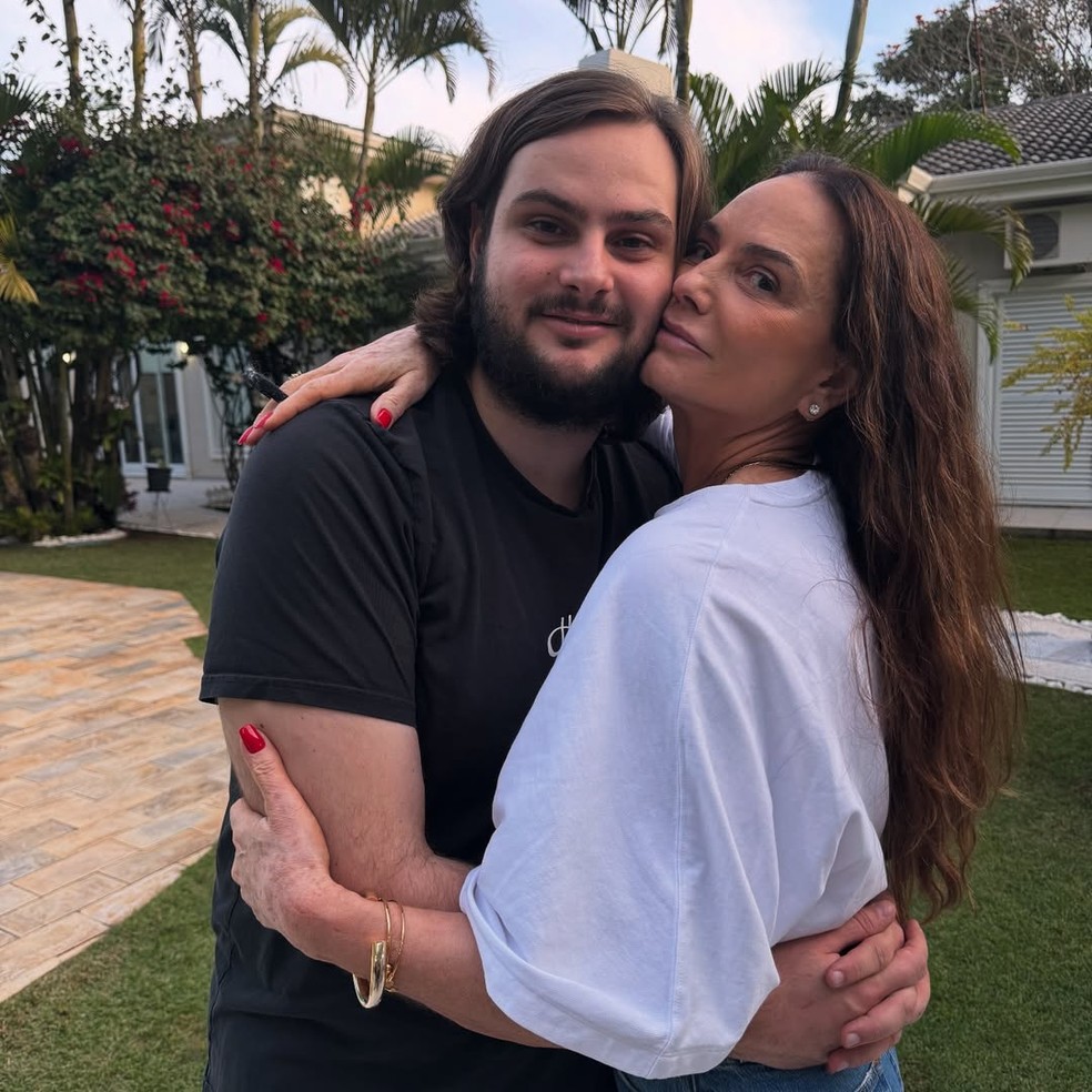 Luiza Brunet se derrete pelo filho, Antônio — Foto: Reprodução/Instagram