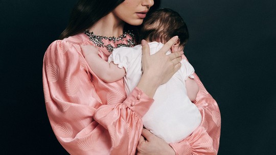 Camila Queiroz apresenta rosto da filha pela 1ª vez: 'É a cara do papai com o narizinho da mamãe'