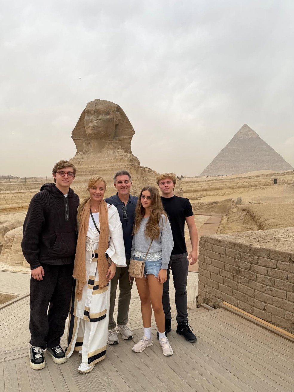 Angelica e Luciano Huck com os filhos: Benício, Eva e Joaquim — Foto: Reprodução/ Instagram @angelicaksy