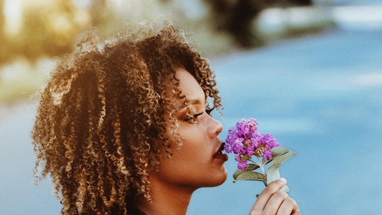 Perfume floral: 7 opções elegantes e versáteis para usar o ano todo
