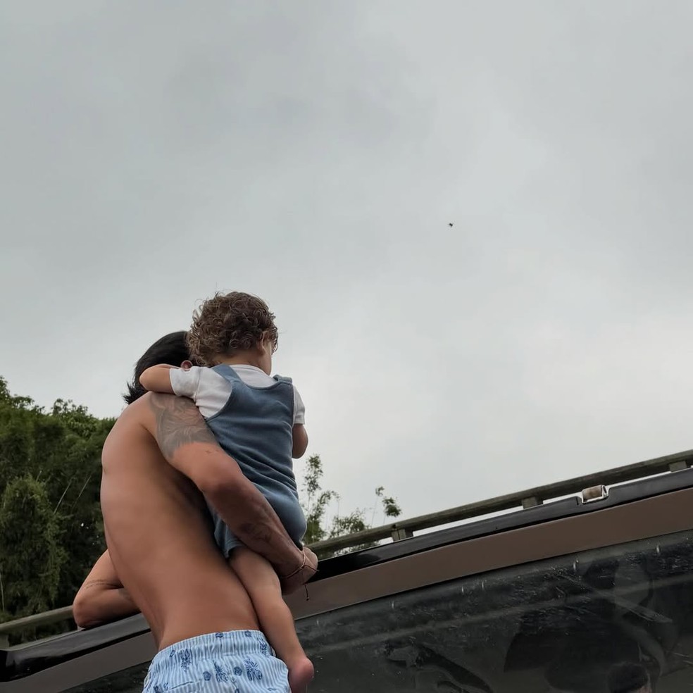 De biquíni, Sthefany Brito exibe a barriguinha da gravidez e curte momento tranquilo com a família — Foto: Reprodução/Instagram