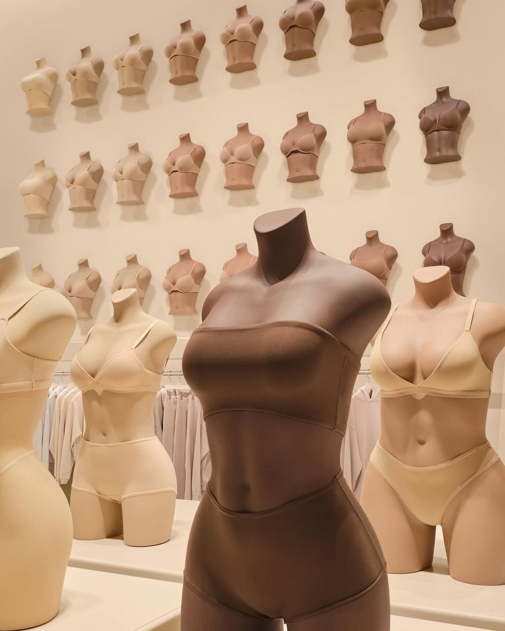 Peças da Skims, marca de Kim Kardashian — Foto: Reprodução/Instagram @kimkardashian