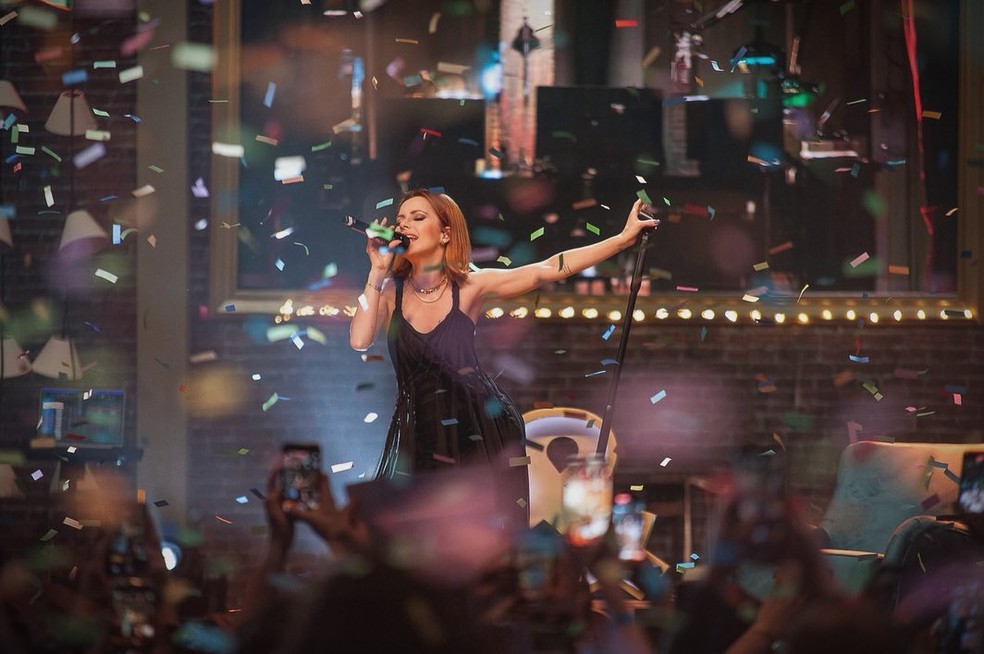 Look preto combinando com o cenário do show — Foto: Reprodução/Instagram