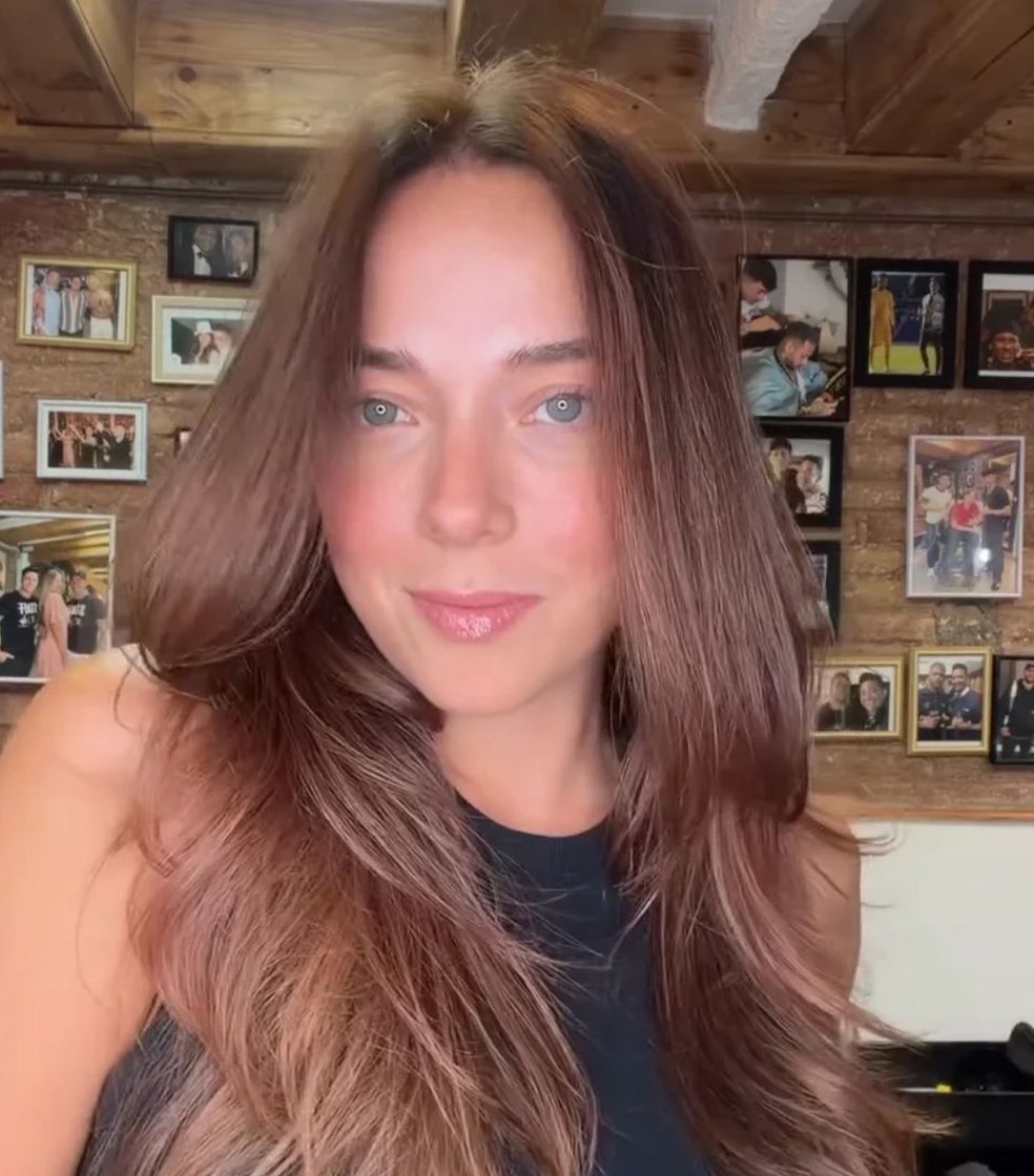 Mãe do filho de Neymar, Carol Dantas muda o visual e abandona o loiro — Foto: Reprodução