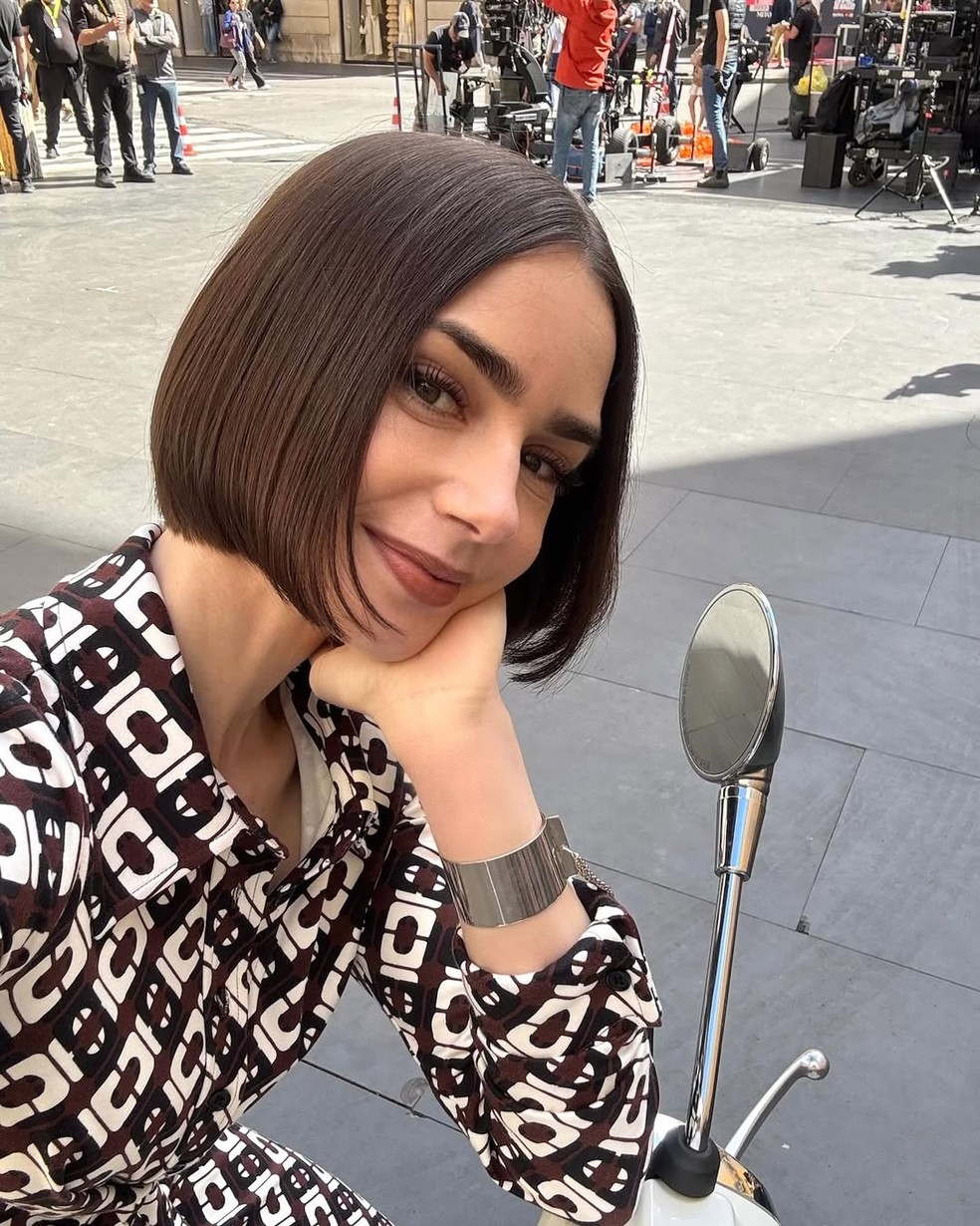Lily Collins corte de cabelo 'Emily em Paris' — Foto: Reprodução / Instagram @lilyjcollins