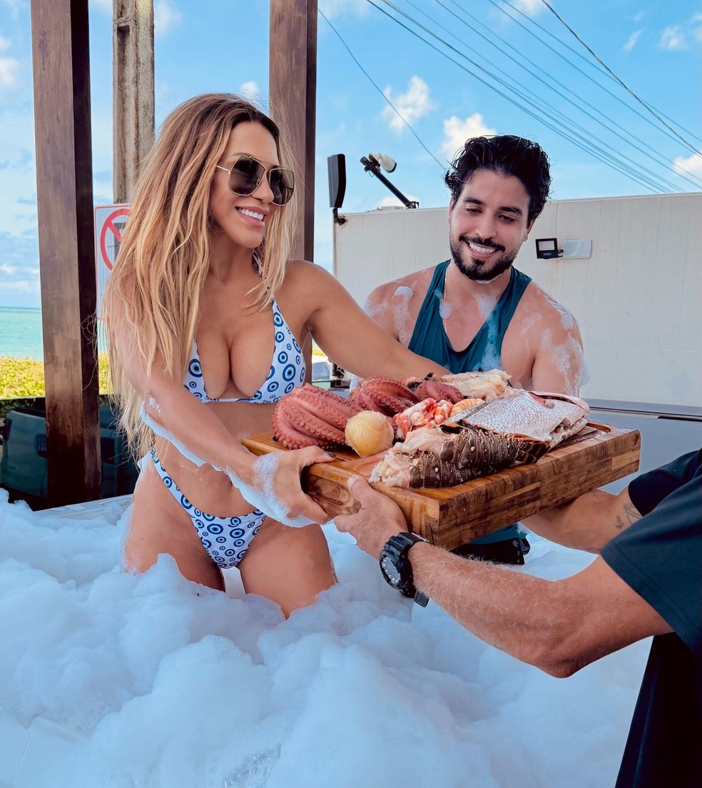 Iran Ângelo toma banho de espuma — Foto: Reprodução/Instagram