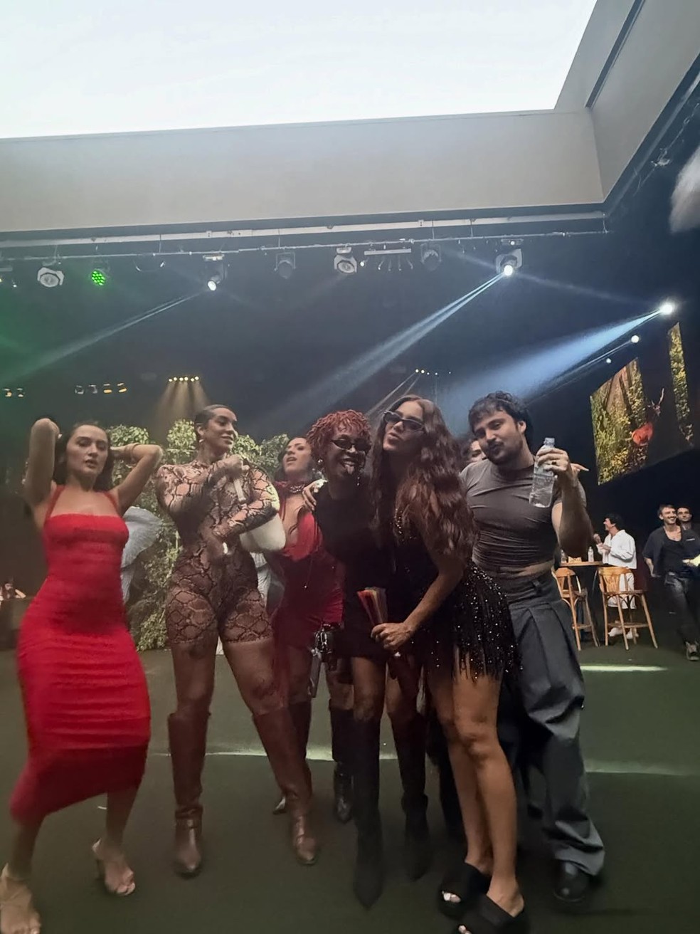 Anitta abre álbum de fotos de aniversário de 32 anos, reunindo muitas celebridades — Foto: Reprodução/Instagram