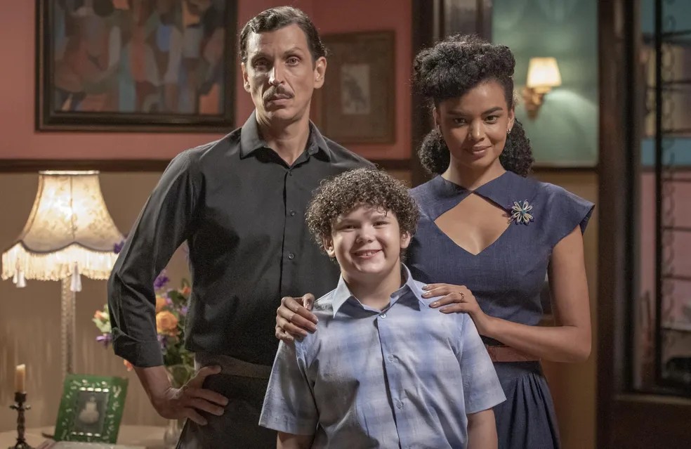 Albuquerque (Beto Militani), Lívia (Lucy Ramos) e Tobias (Davi Queiroz), em Amor Perfeito — Foto: Globo/Paulo Belote