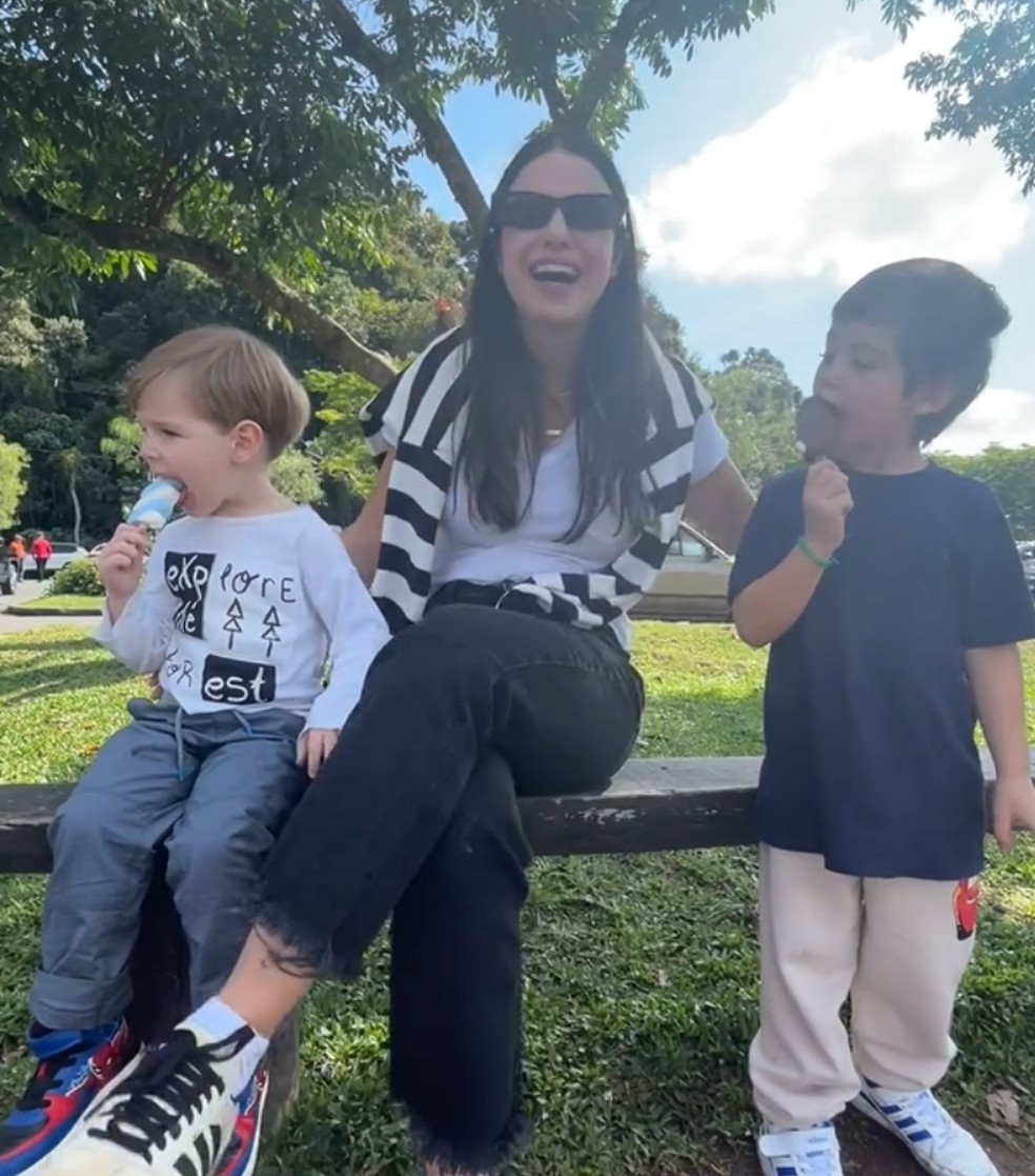  Sthefany Brito ao lado dos filhos — Foto: Reprodução/Instagram