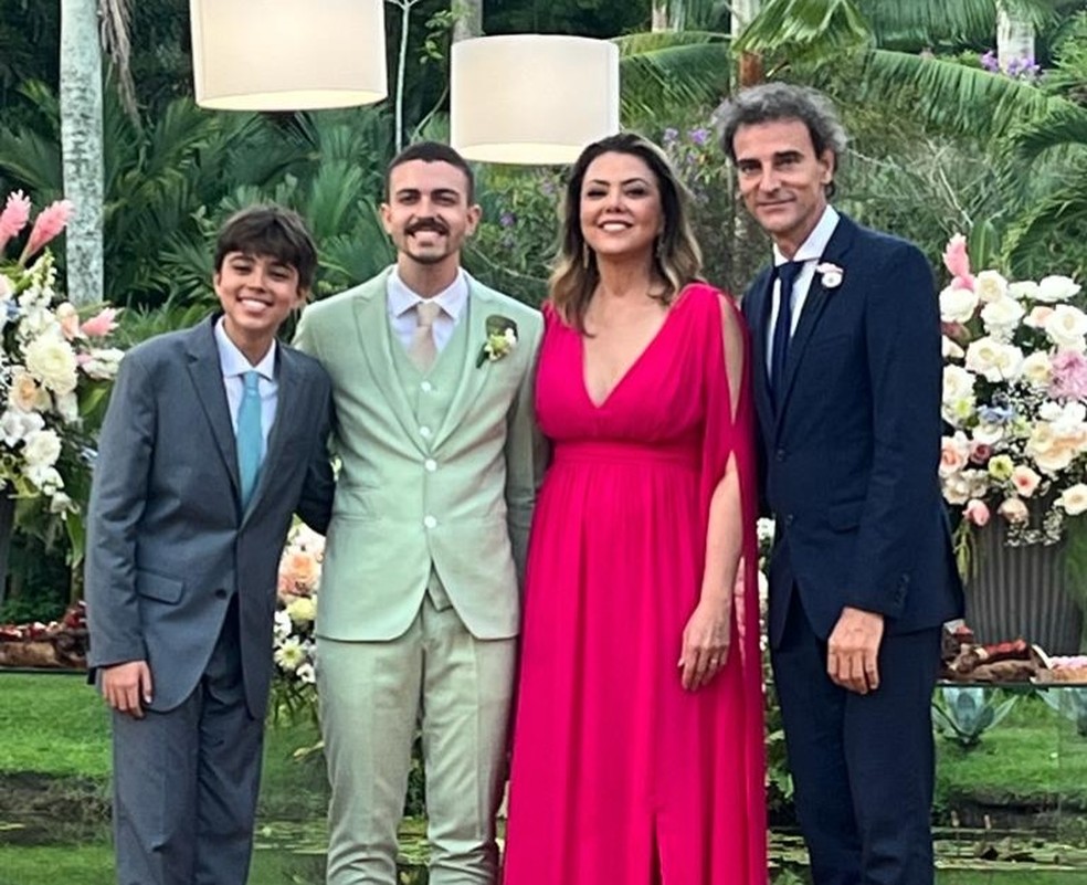 Leila, craque do vôlei, posa com o marido Emanuel, filho e enteado: 'Presentes na minha vida' — Foto: Reprodução/Instagram