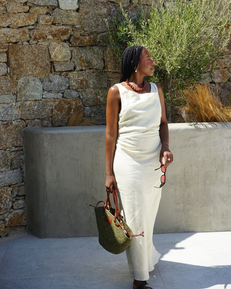 Vestido estilo slip dress off-white — Foto: Reprodução/Instagram @taffymsipa