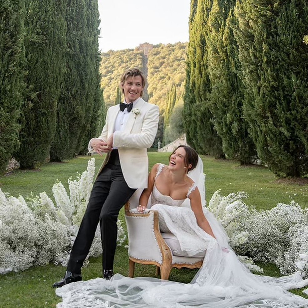 Millie Bobby Brown se casou com vestido Oscar de la Renta rendado — Foto: Reprodução/Instagram @milliebobbybrown