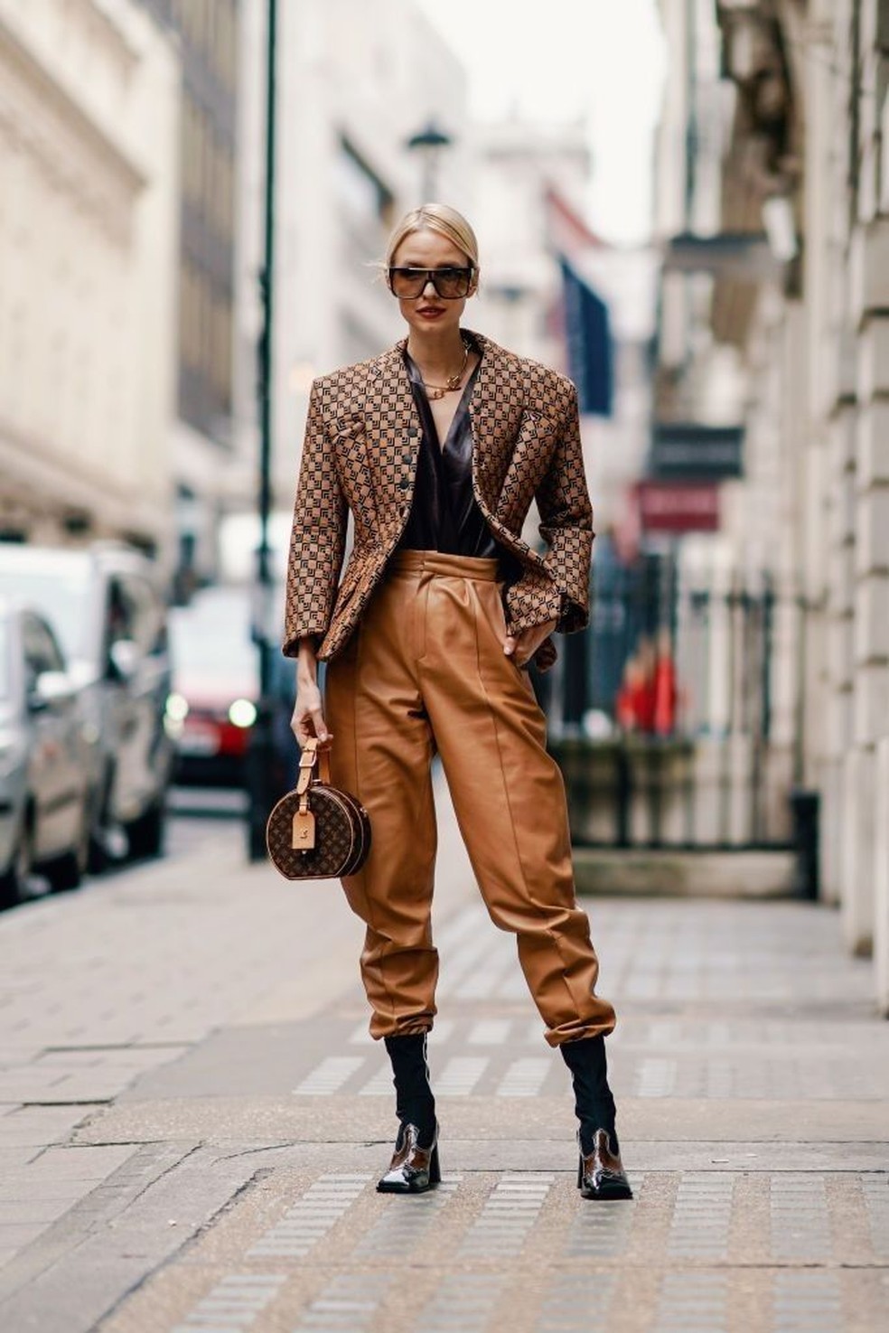 Para um visual estiloso e elegante, calça de couro é a peça certa! — Foto: Reprodução/Pinterest