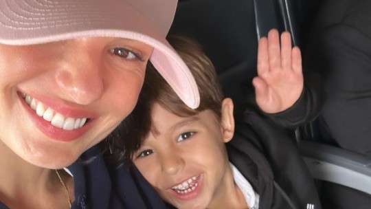 Isis Valverde se declara para o filho e compartilha álbum de fotos: 'Te amo'