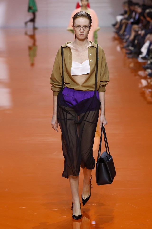MFW: Prada explora as noções de liberdade e subverte os uniformes no ...