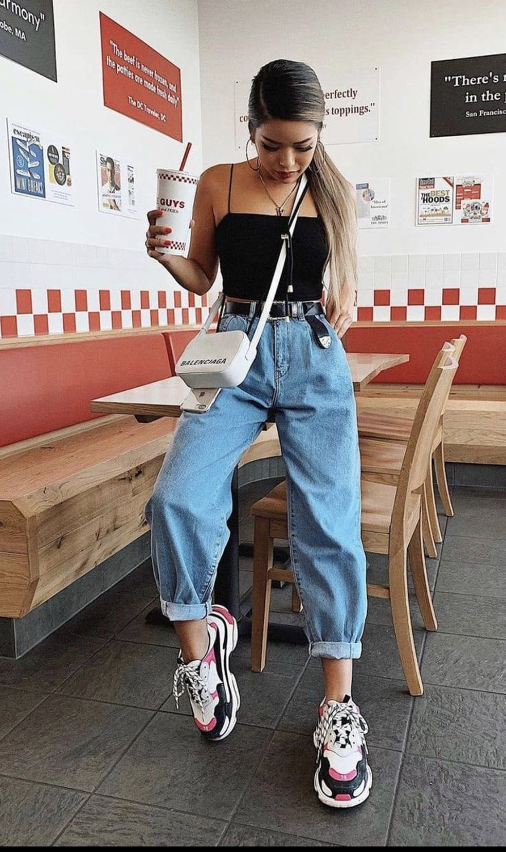 Look com calça mom com tênis esportivo é ideal para quem quer unir o estilo e o conforto. — Foto: Reprodução/Pinterest @Harbour_Blog