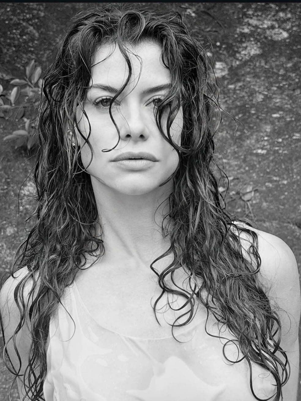 Alinne Moraes veste transparência para ensaio em meio à natureza: 'Deusa' — Foto: Reprodução/Instagram