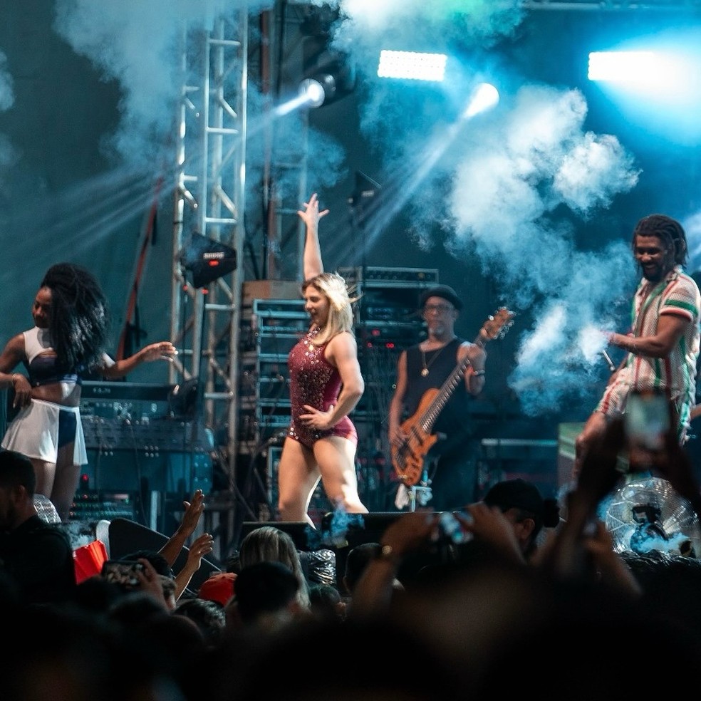 Sheila Mello abre álbum com últimos registros nos show do 'É O Tchan ...