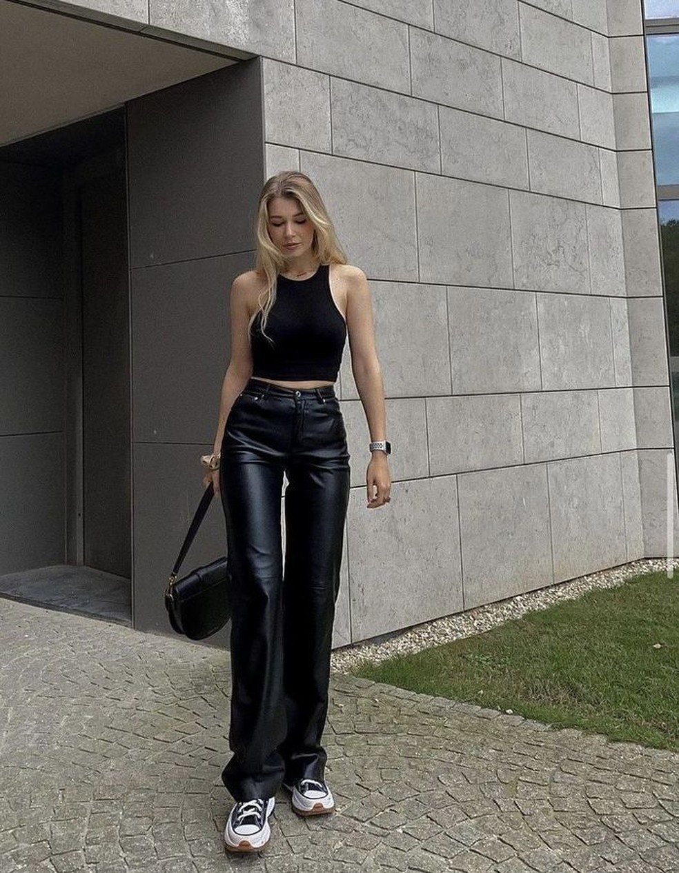 Tenha um look marcante para diferentes ocasiões com calça de couro e tênis. — Foto: Reprodução/Pinterest @anishabhaiya