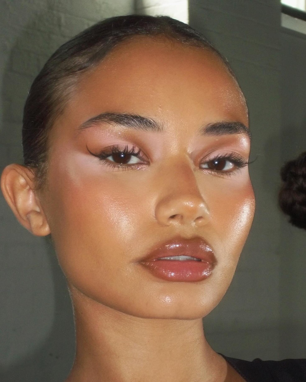 O corretivo pode ser usado para iluminar o rosto — Foto: Reprodução Instagram @thefacefairy