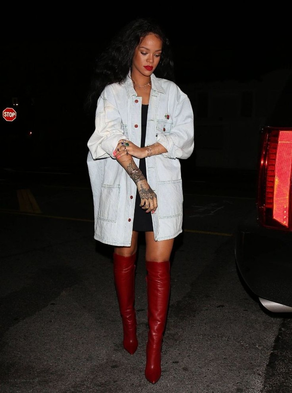 Considerada um grande ícone fashion, nossa querida Rihanna já ousou no look com bota over! — Foto: Reprodução/Pinterest