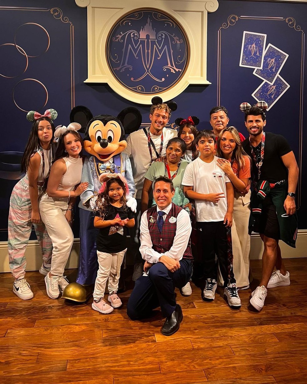 Larissa Manoela ao lado da família na Disney — Foto: Reprodução/Instagram