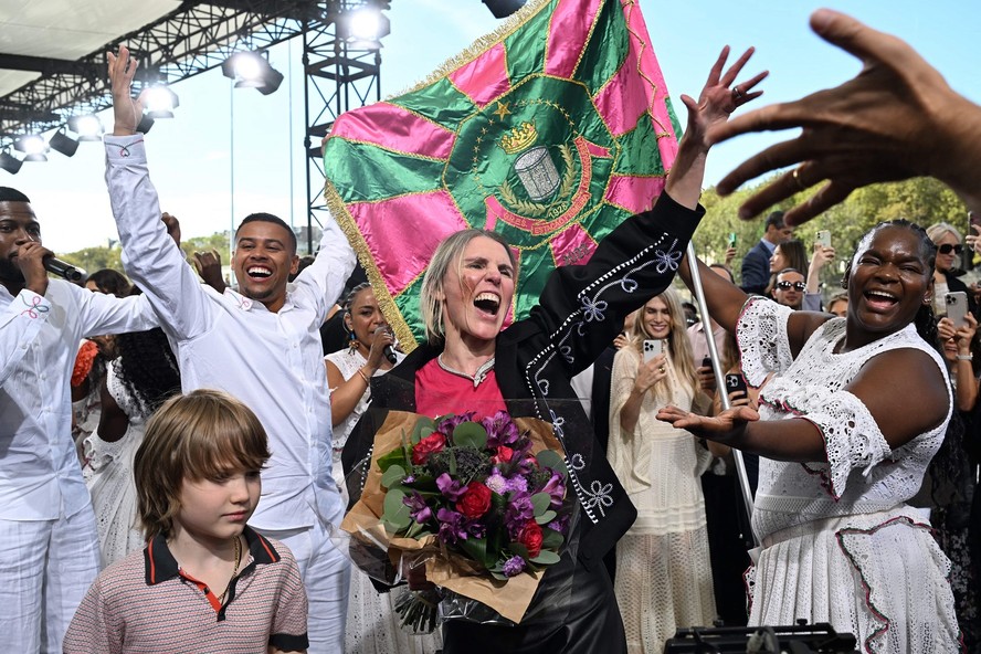 Desfile da Chloé, em Paris, leva Mangueira à semana de moda e encerra desfile ao som da bateria