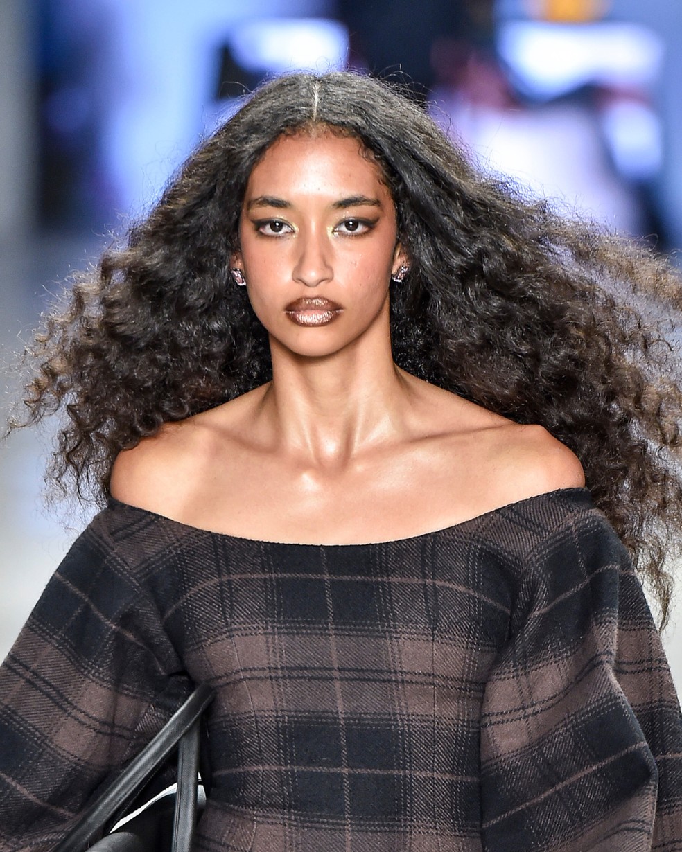 Desfile Dendezeiro SPFW N60, beleza assinada por Gotham — Foto: Agência Fotosite