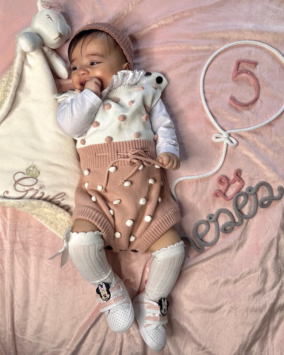 Renata Domínguez lembra 5 meses da filha com fotos na web — Foto: reprodução/instagram
