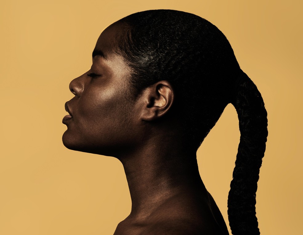 Manter uma rotina de skincare é essencial para ter uma pele luminosa — Foto: Unsplash