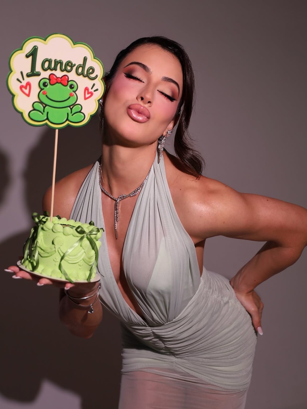 Bella Longuinho celebra um ano da redesignação sexual — Foto: Reprodução/ Instagram @rodriguezgui_ @bella_longuinho