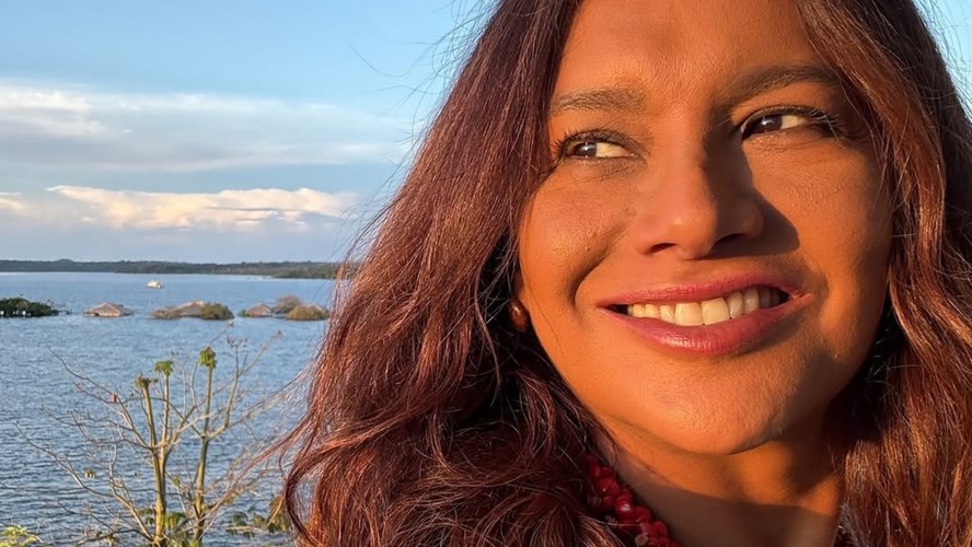 Dira Paes assiste pôr do sol em praia de água doce: 'Viciada'