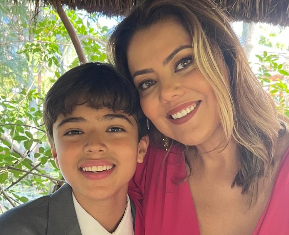 Leila, craque do vôlei, posa com o marido Emanuel, filho e enteado: 'Presentes na minha vida' — Foto: Reprodução/Instagram