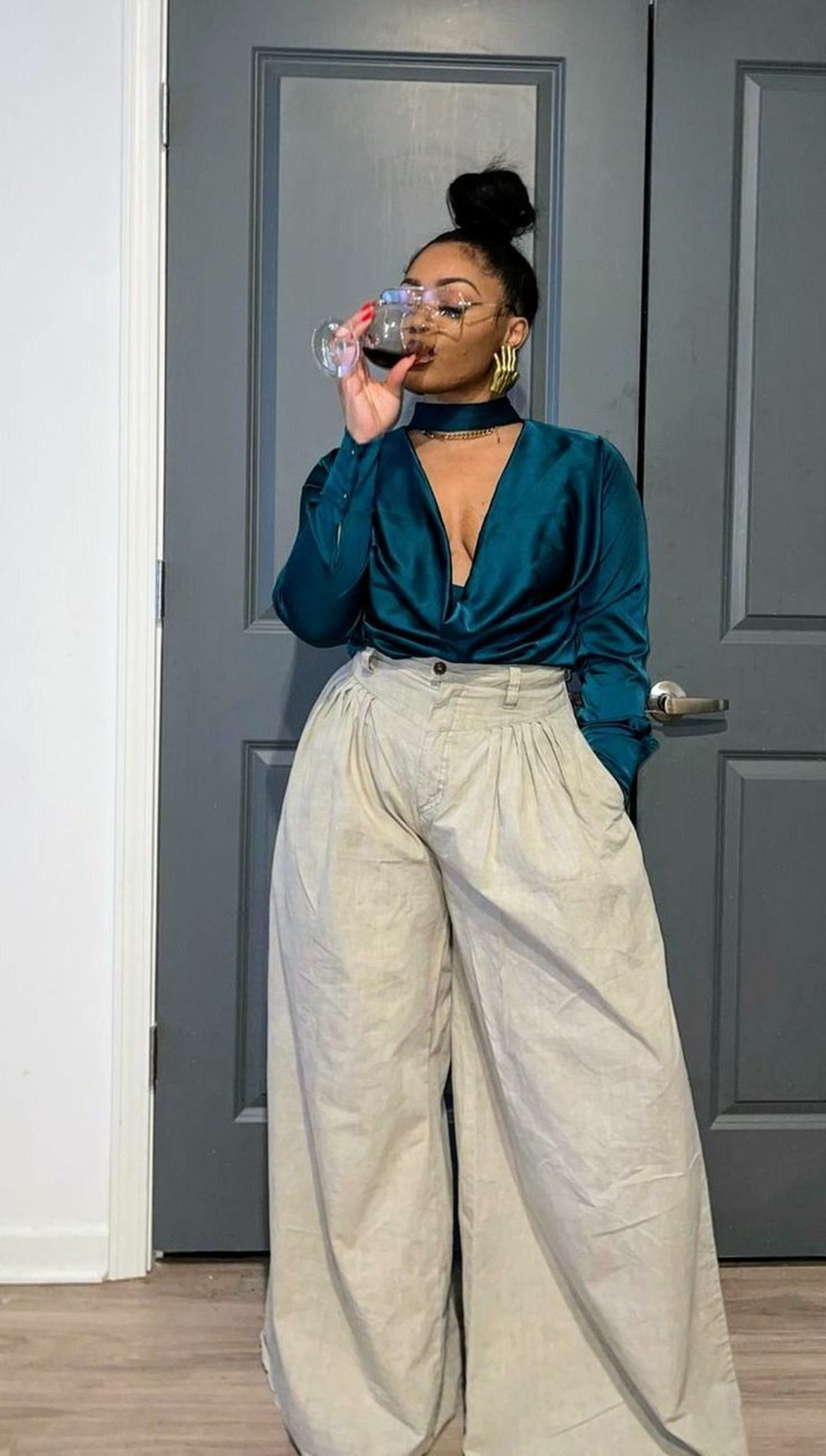 Que tal unir peças de alfaiataria com cetim para criar um look elegante? — Foto: Reprodução/Pinterest @ihuohkn