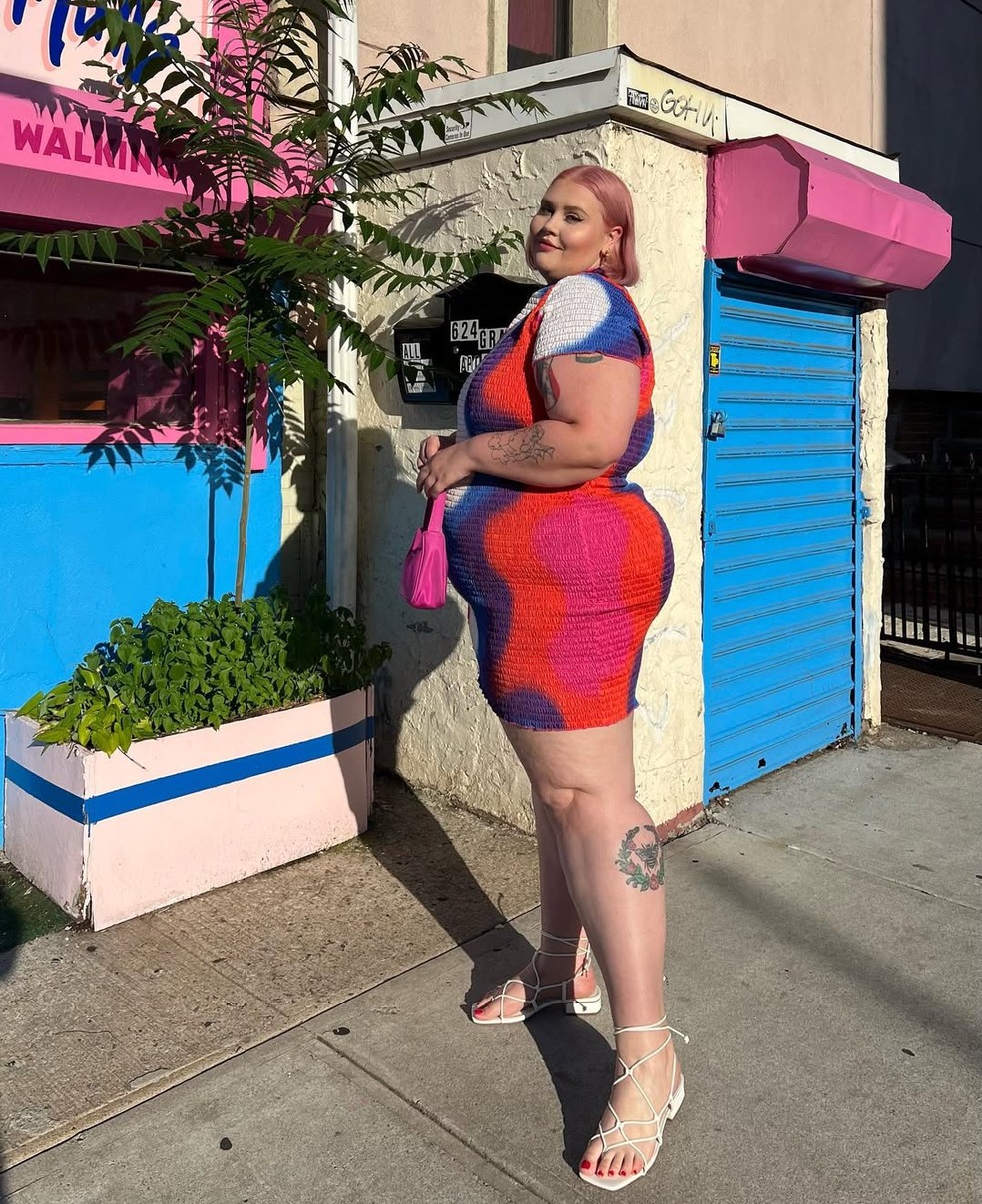 Vestido justo com estampa colorida — Foto: Reprodução/Instagram @theabbybible