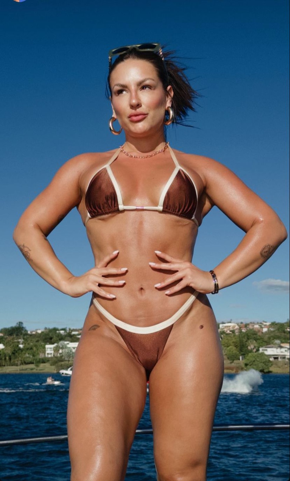 Kéfera posa para fotos e vídeos durante passeio de barco em Brasília — Foto: Reprodução/Instagram