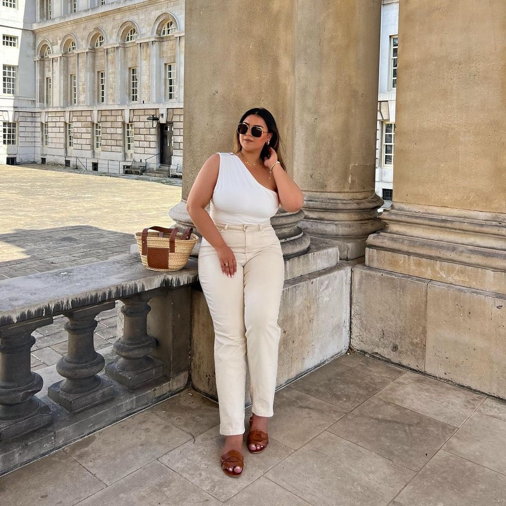 Look com rasteirinha marrom — Foto: Reprodução/Instagram @bysaher