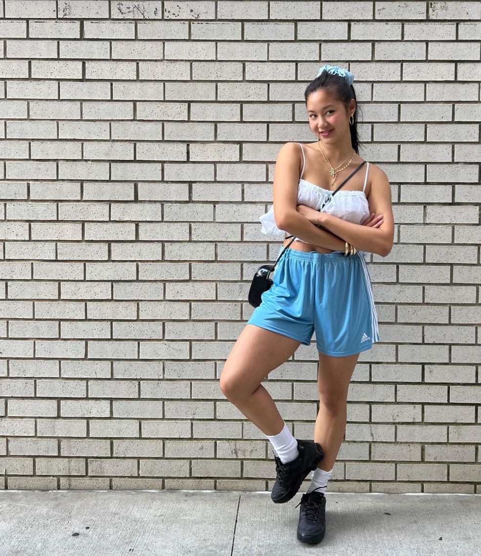 Shorts esportivo azul claro — Foto: Reprodução/Instagram @isaasung