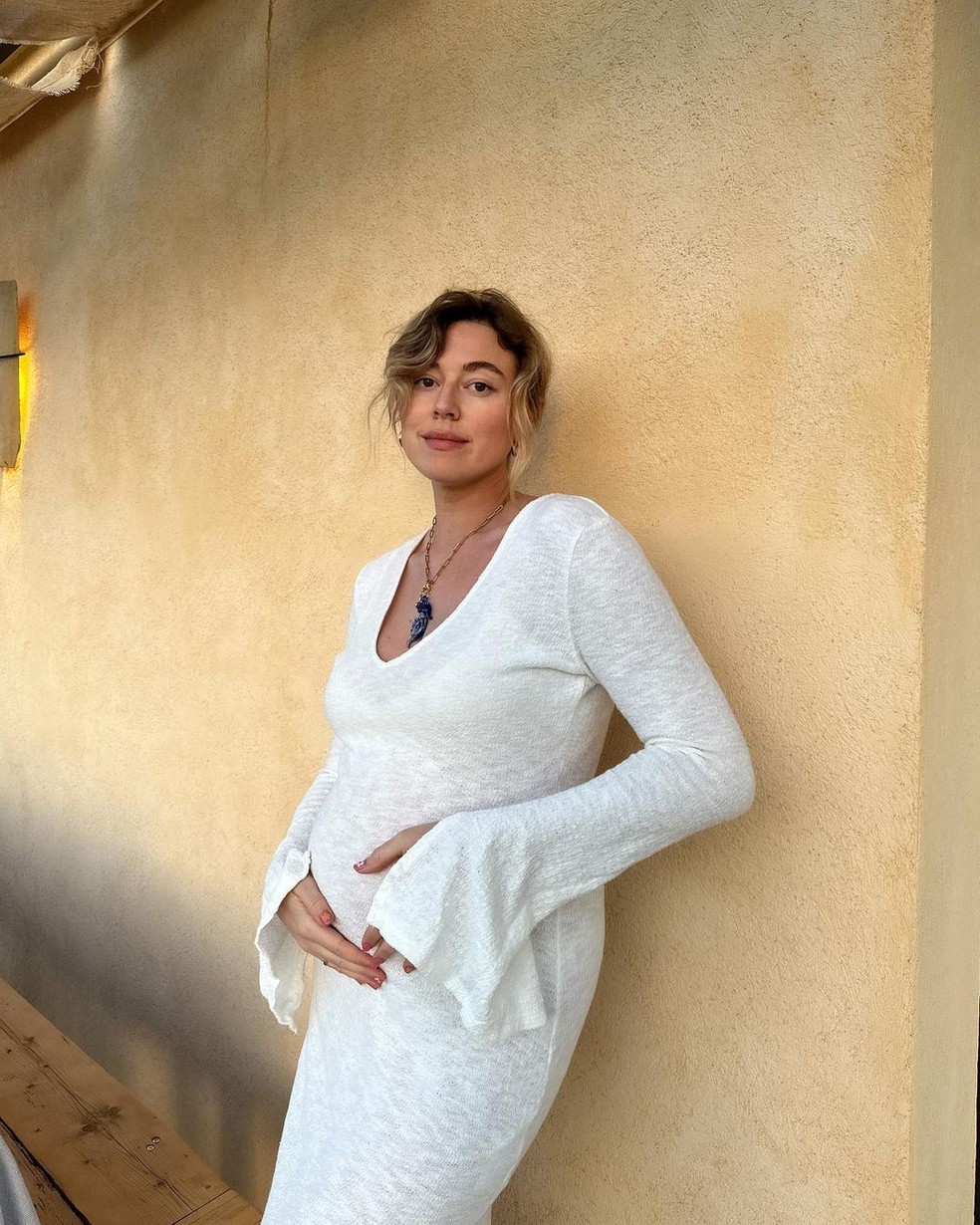 Slip dress branco de manga longa — Foto: Reprodução/Instagram @elise.bak