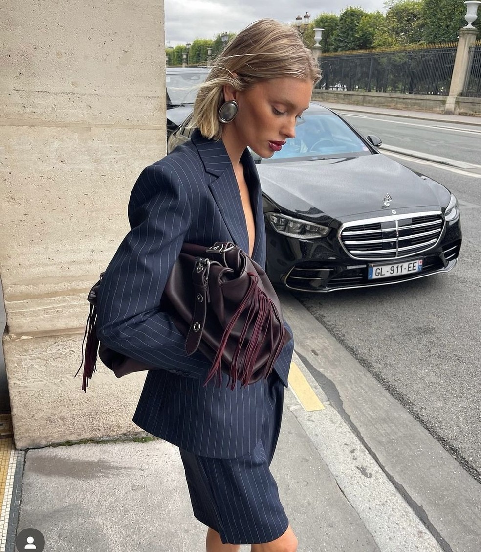 Caso o ambiente seja mais formal, um blazer de linho pode ser a peça-chave para finalizar o look, sem deixar de lado o frescor necessário para essa estação — Foto: Reprodução/Instagram @hoskelsa