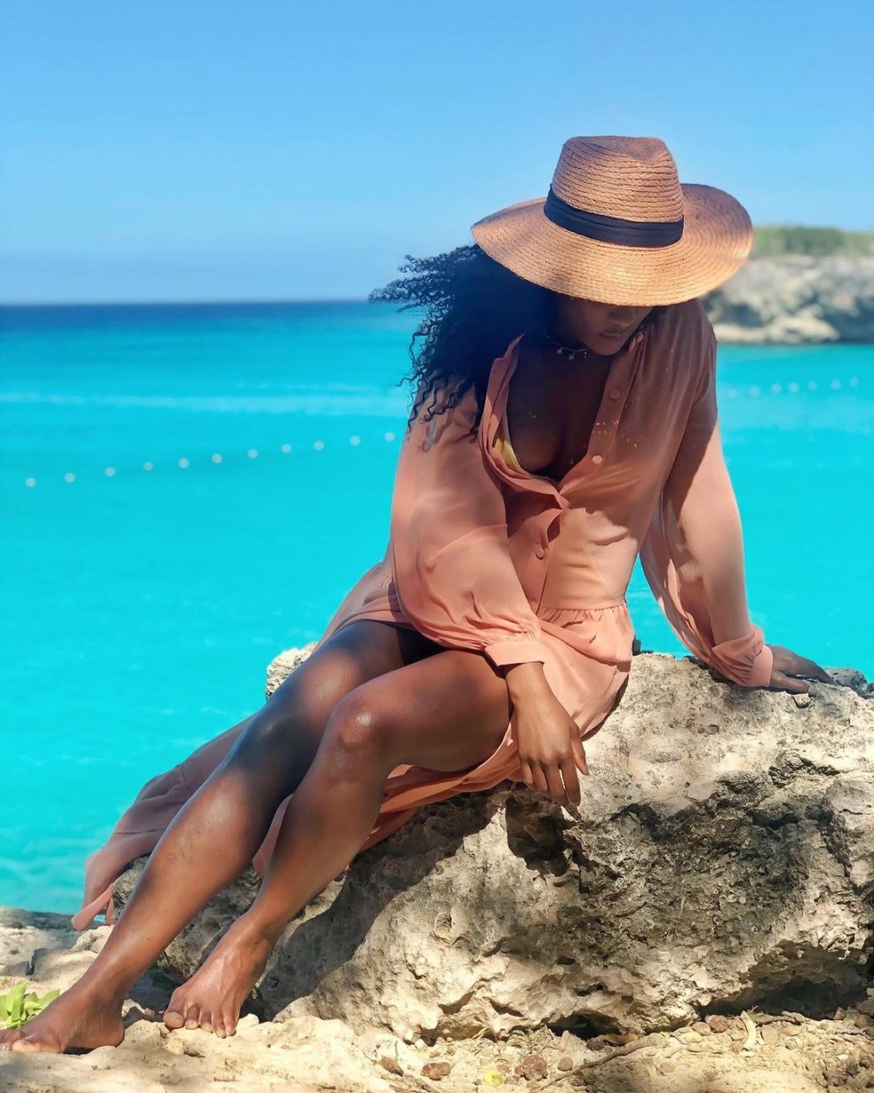 Erika Januze investe em looks praianos para viagem a Curaçao — Foto: Reprodução/Instagram