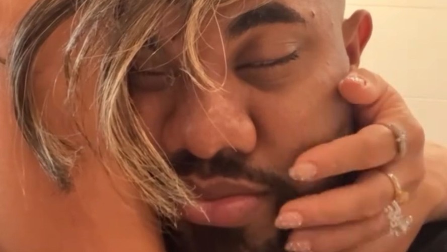 Davi Brito mostra momento de carinho com a nova namorada