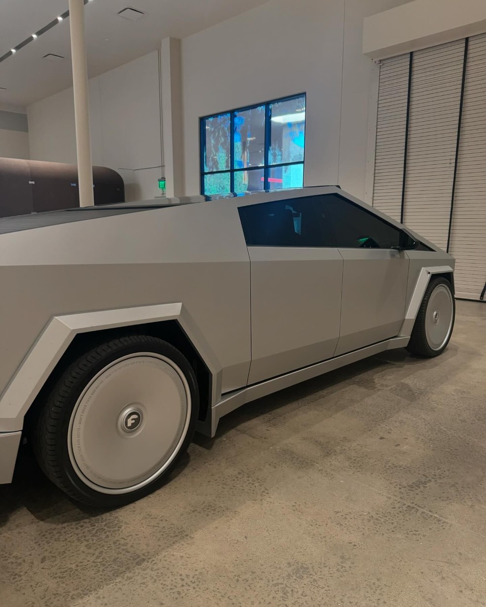 Kim Kardashian exibiu carro Tesla futurista da família no início deste ano — Foto: Reprodução/Instagram