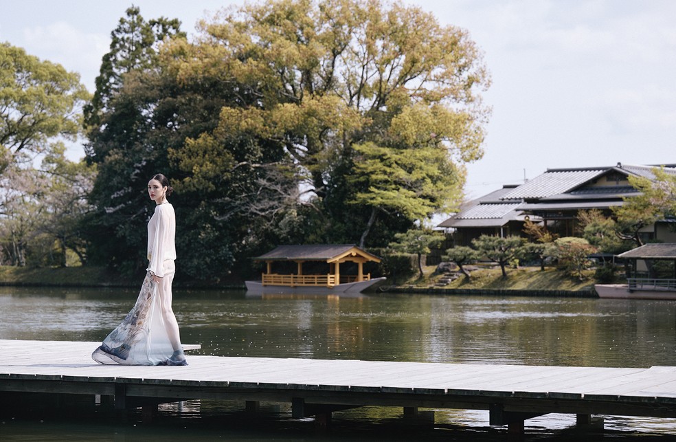 Isabelle Drummond veste vestido, sandálias e brinco Dior Pre-Fall 2025 — Foto: Kyoko Munakata (Signo)