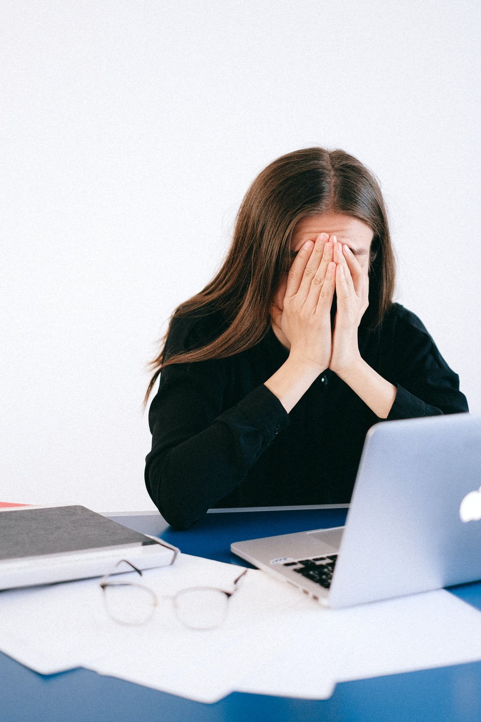 Trabalho e estrutura financeira lideram em motivos que impactam saúde mental nas brasileiras — Foto: Reprodução/Pexels
