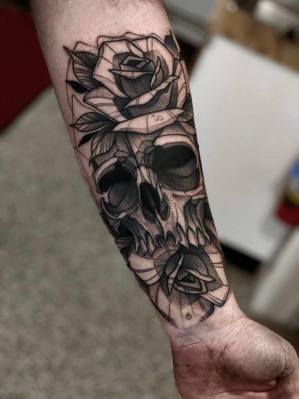 Antebraço: Um crânio com rosas, simbolizando mortalidade e renascimento. — Foto: Reprodução/Pinterest
