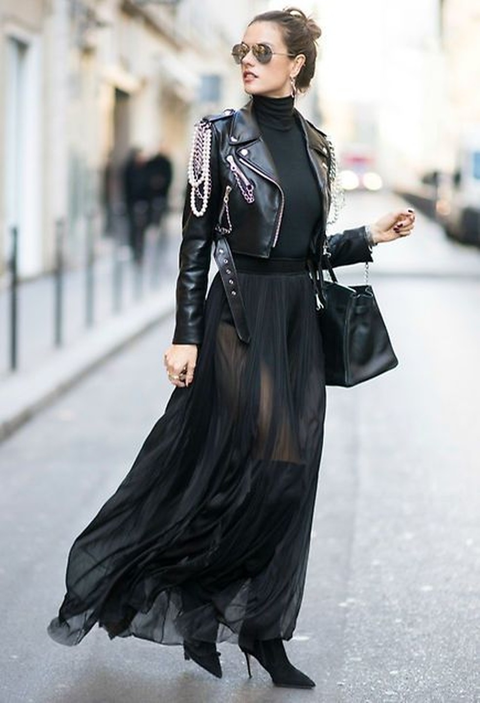 Saias longas junto com a jaqueta de couro pode oferecer um look mais elegante. — Foto: Reprodução/Pinterest @maitebc95